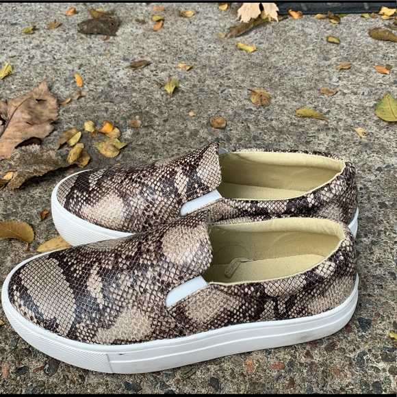 Super cute snake print American eagle slide ons - Picture 2 of 5